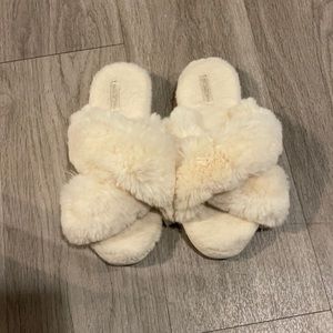 Halluci White Fluffy slippers